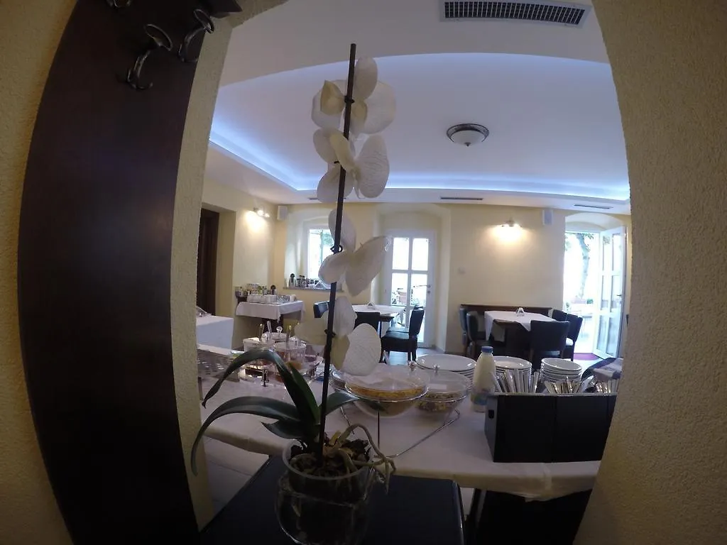 Guest House Neho Cres Bed & Breakfast