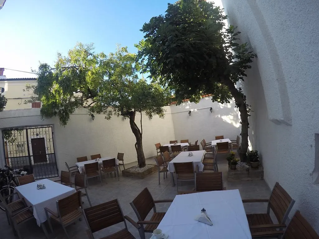 Guest House Neho Cres 4*,