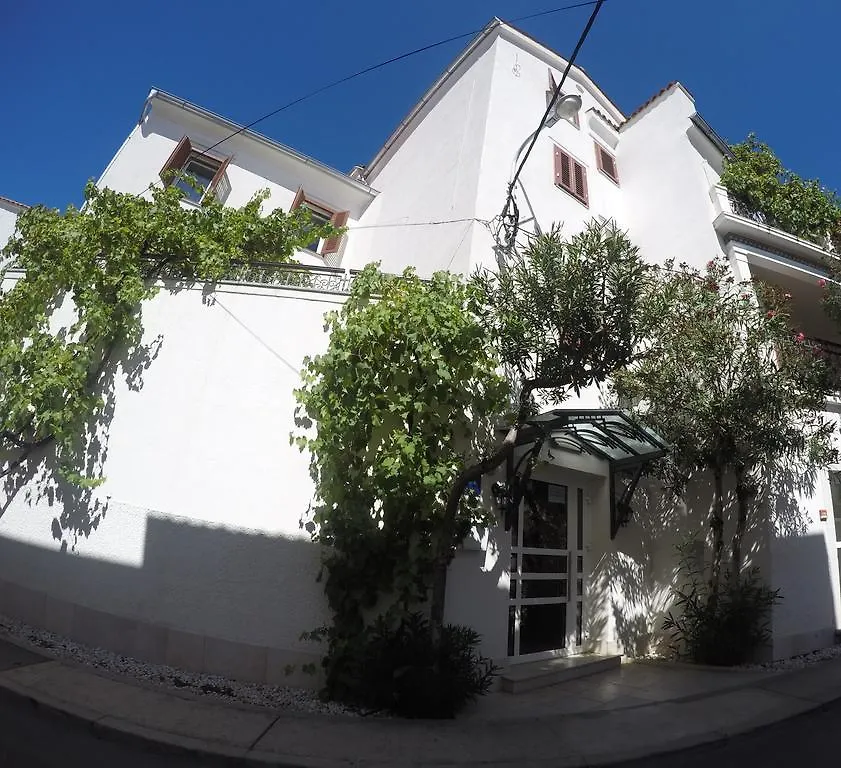 Guest House Neho Cres Bed & Breakfast
