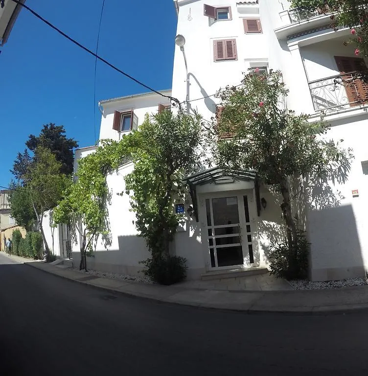 Guest House Neho Cres Bed & Breakfast