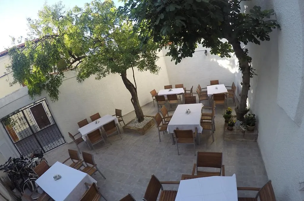 Guest House Neho Cres Bed & Breakfast
