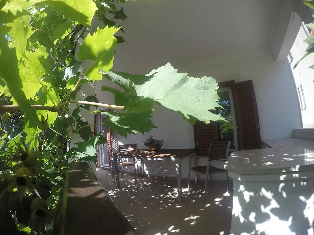 Guest House Neho Cres Bed & Breakfast